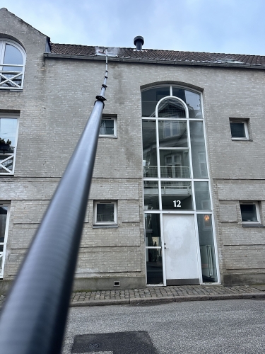 vinduespudsning af tagvindue