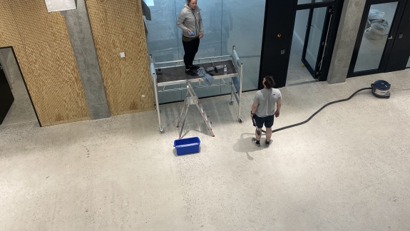 erhvervsrengøring af stor bygning